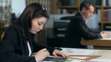 çalışan Mimarlar: hesap makinesi ile iş yerinde kadın professionist: takım çalışması