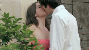 üstünde belgili tanımlık duvar ve tutun öpüşme nişanlı bir çift el - lover - seviyorum
