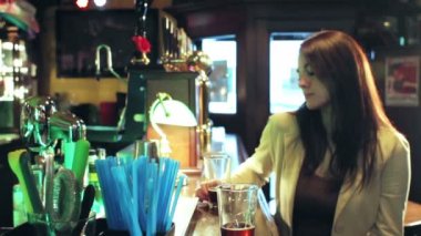 Kadın içecekler barda - dolly