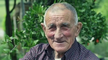 gülümseyen yaşlı adam