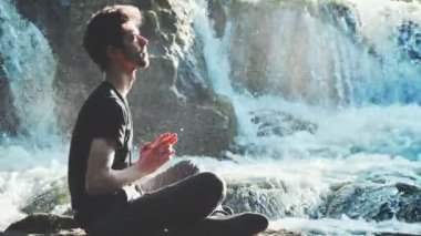 genç adam derin konsantrasyon