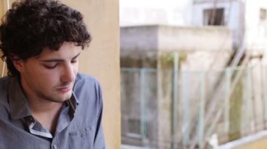 Balkonda üzgün dalgın adam