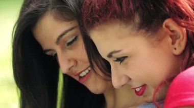 İki güzel kız açık havada birbirlerine sarılma