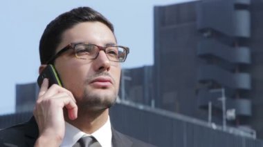 Genç işadamı cep telefonu ile arama