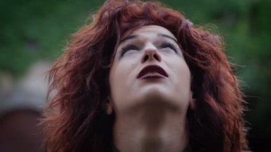 depresif kadın ağlıyor