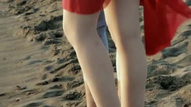 kumsalda güneş doğarken Çift