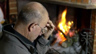 üzgün adam fireplac ile