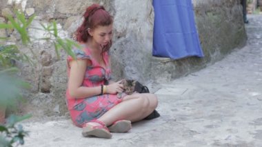 Yalnız kadın a yavru kedi okşayarak