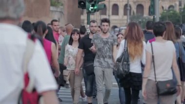 zebra şeritler üzerinde insanlar geçiş Caddesi'nin kalabalığı: şehir merkezine, erkek, kadın, gün