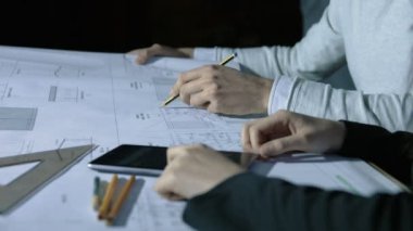 ekip çalışması planları üzerinde: hesap makinesi ile proje kontrol mimar