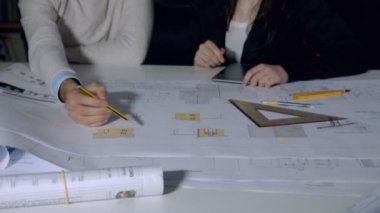 Yeni proje hakkında tartışmak iş adamları