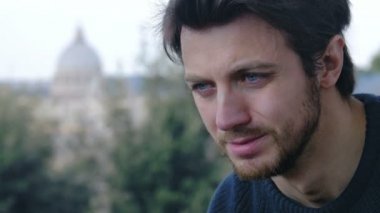 aşk için ağlıyor umutsuz genç adam: sorunlar, ayrılık, boşanma, ağrı seviyorum