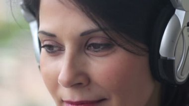 Genç kadın müzik dinliyor.