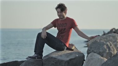 Boy gülümseyerek buzlu oturur