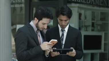 iş adamları smartphone ve tablet bilgisayar kullanma office: takım çalışması