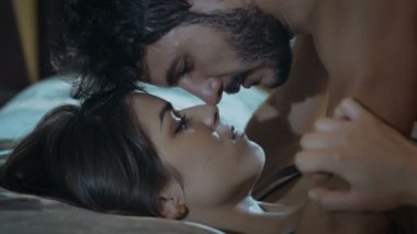 Genç çift öpüşme ve sevecen 