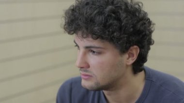 Yalnızlık içinde oturan üzgün adam