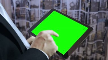 Tablet bilgisayar kullanan adam