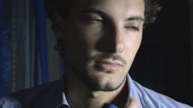 Genç adam himeself için parfüm püskürtme