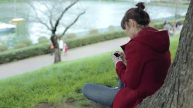 parkta Smartphone kullanan genç tatlı kız: cep, sms, akıllı, telefon, telefon