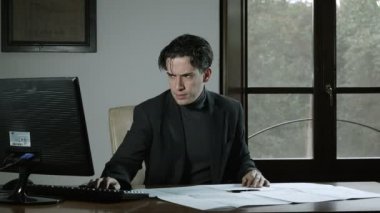 Hayır işadamı sorun ile iş yerinde vurguladı onun iş