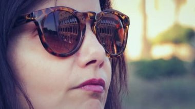 onun gözlük yansıyan coliseum kadınla