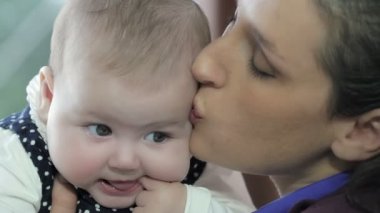 Anne ve bebek öpüşme