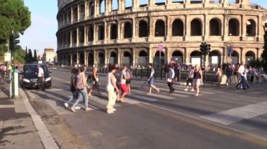 bir yaya geçidi coliseum - yavaş hareket önünde üzerinde turists