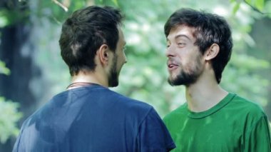 İki sevimli genç gay birlikte bir sigara