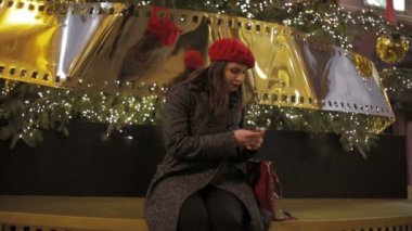 üzgün kadın bir telefon alır