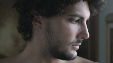 Üzgün genç adam.