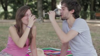 Kırmızı şarap içen çift.