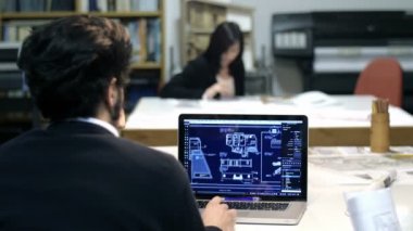 Mimar stüdyo: erkek ve kadın mimar iş başında: cad yazılımı, blueprint