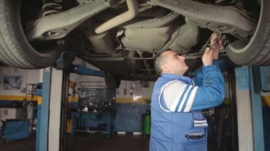 Otomatik mekanik bir araba motoruna onarma