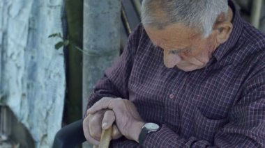 yaşlı adam kol saati kontrol