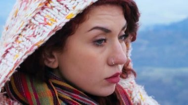 Eski bir kilise yakınındaki bir hoodie medidative yalnız ve üzgün redhead