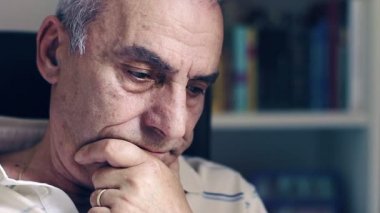 depresif yaşlı adam