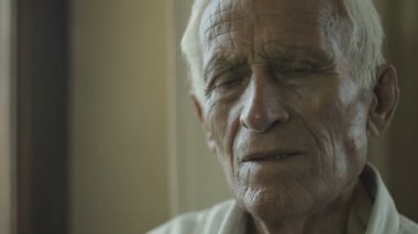 düşünceli yaşlı adam