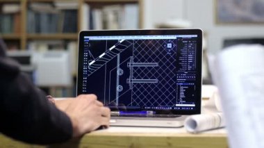 mimar bir dizüstü bilgisayarda cad yazılımı kullanarak