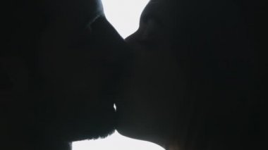 Çift olan tutkulu öpücükler