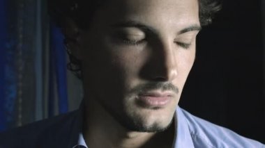 Genç adam himeself için parfüm püskürtme