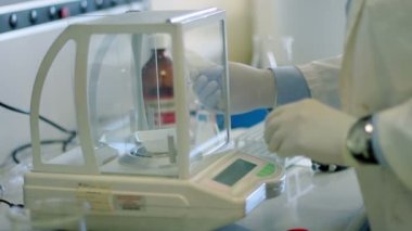 Genetik laboratuarında çalışan scentist
