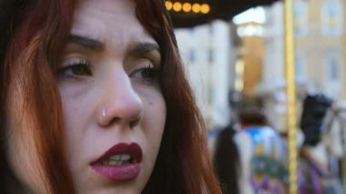 Genç anne oğlunu kalabalık fuarında arıyorsunuz