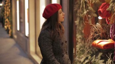 bir dükkan pencerede arayan kadın 