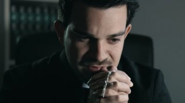 Katolik rahip ile tesbih dua ederken ağlıyor: inanç, dua, Tanrı