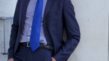 Beyaz genç işadamı rahatlatıcı işten sonra