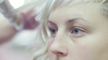 Bukleleri yapmasına yardım eden bir arkadaşı olan bir kadının yakın çekimi.