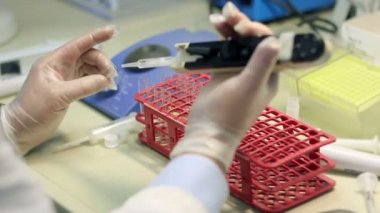 Laboratuvarda çalışan biyokimyacı
