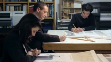 iş adamları: çeşitli proje üzerinde çalışan mimar ekibi