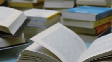 bir sürü kitap masanın üzerinde kapat